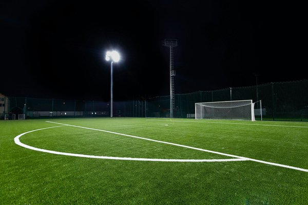 Éclairage terrain de foot : optimiser la visibilité et le confort